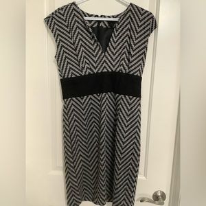 ANN TAYLOR sleeveless dress with fun pattern-size 4